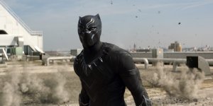 Chadwick Boseman jako T'Challa - Czarna Pantera. Kapitan America: Wojna Bohaterów