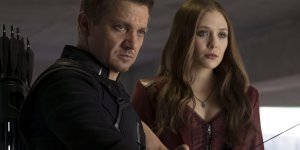 Jeremy Renner jako Clint Barton - Sokole Oko i Elizabeth Olsen jako Wanda Maximoff - Scarlet Witch. Kapitan America: Wojna Bohaterów