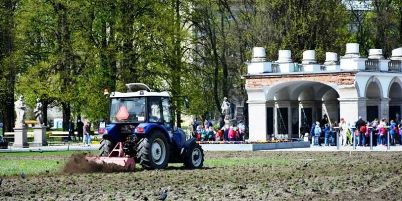W Ogrodzie Saskim trwa renowacja trawników.