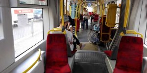 Z rowerem w tramwaju - przewóz towarów rowerem.