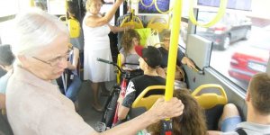 Z rowerem w autobusie - zmęczenie i niechęć odstąpienia roweru daje się we znaki i przesłania widok stojących, starszych pasażerek.