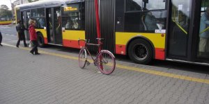 Parkowanie roweru - dobrze, że się kierowca nie zatrzymał drzwiami na przeciwko słupka.