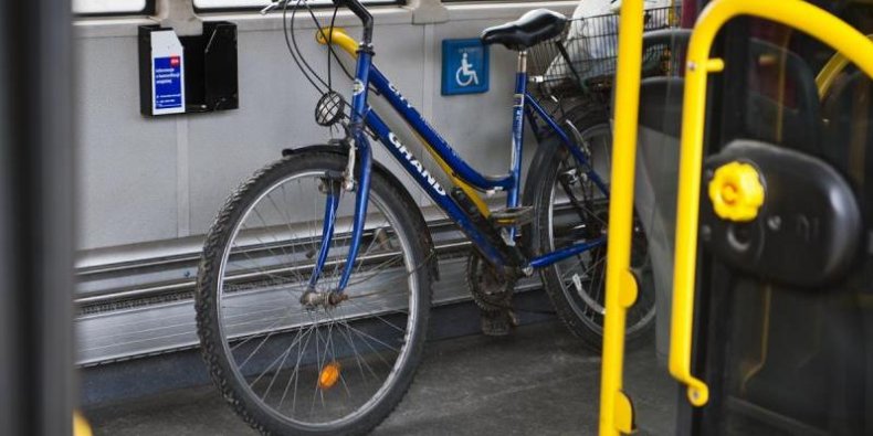 Rower w autobusie miejskim na miejscu dla niepełnosprawnych