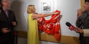 Prezes Polskiego Radia Barbara Stanisławczyk odsłania tablicę pamiątkową przy Studiu Jerzego Wasowskiego w Polskim Radiu w Warszawie
