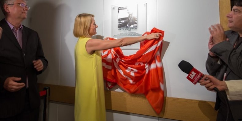 Prezes Polskiego Radia Barbara Stanisławczyk odsłania tablicę pamiątkową przy Studiu Jerzego Wasowskiego w Polskim Radiu w Warszawie