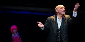 Piotr Fronczewski z Marią Ciunelis w spektaklu w spektaklu "Ja, Feuerbach" (2013 r.)