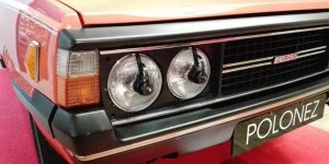 Polonez trzydrzwiowy z wycieraczkami na reflektorach - "Poloneza czas zacząć" wystawa czasowa w Muzeum Techniki