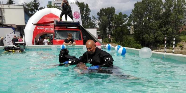 Nic tylko zanurzyć się w basenie - wspomnienie Dnia Dziecka w Komisariacie Rzecznym