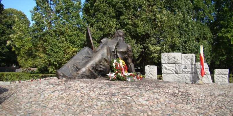 Polegli Niepokonani - pomnik Gustawa Zemły postawiony na kurhanie kryjącym prochy ok. 60 000 warszawiaków zamordowanych i spalonych przez oddziały niemieckie.. Cmentarz Powstańców Warszawy na Woli.