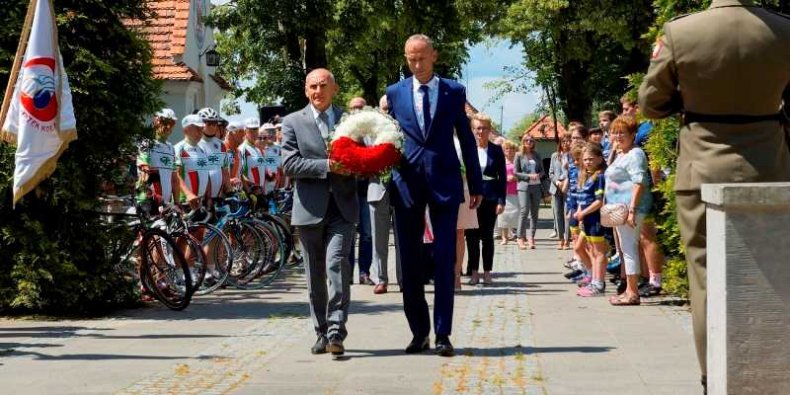 Czesław Lang i burmistrz Radzymina Krzysztof Chaciński składają wieniec.