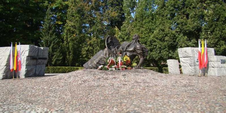 Pomnik Polegli Niepokonani Cmentarz Powstańców Warszawy na Woli