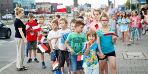 Dzieci z DK Zacisze - kibicują Tour de Pologne na ul. Radzymińskiej