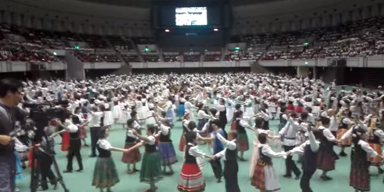 Polonez w Japonii. Tańczy 2500 osób