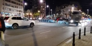 WP na pl. Unii - W jednym z przejazdów żandarmi skierowali kolumnę dookoła pl. Unii i nie zamknęli przejazdu Puławską. Cywilne samochody spotkały się z nadjeżdżającymi ciężarówkami.