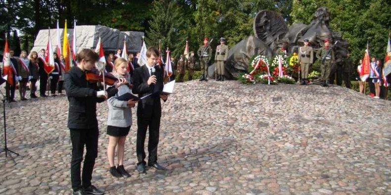 Młodzież szkół Woli na Cmentarzu Powstańców Warszawskich - występy w trakcie uroczystości 1 VIII 2015
