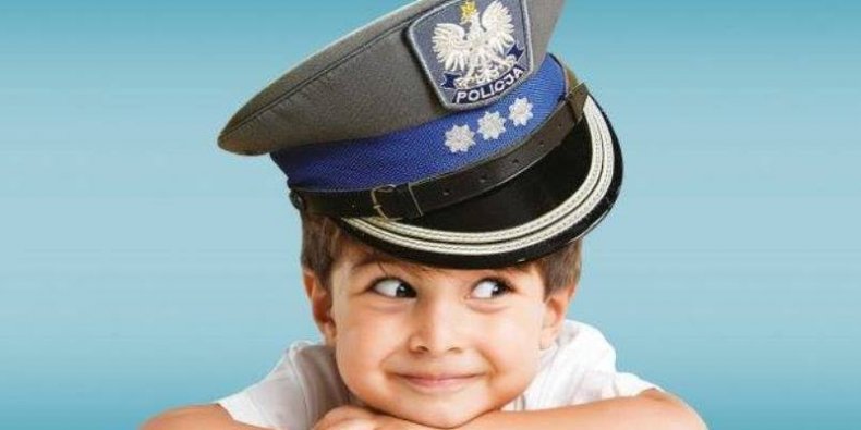 Dziecko w czapce policyjnej