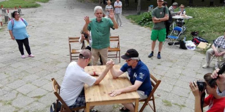 Walka siłaczy na Woli - w rolę sędziego wcielił się Marek Ślusarz.