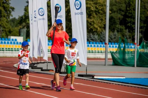 OnkoOlimpiada - Małgorzata Foremniak, aktorka i ambasadorka „Onko-Olimpiady”, która miała zaszczyt wraz z najmłodszym zawodnikiem zapalić znicz olimpijski.