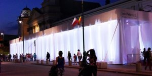 Jan Paweł II. Źródła. - Pawilon wystawy przy Krakowskim Przedmieściu 66 obok kościoła św. Anny