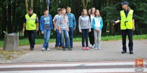 Policja i dzieci - przed przejściem dla pieszych