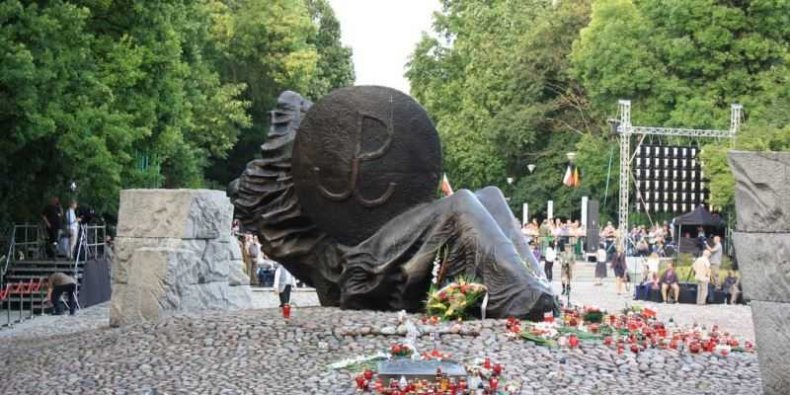Polegli Niepokonani - Cmentarz Powstańców Warszawy