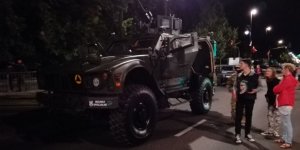 Przed defiladą w Alejach Ujazdowskich