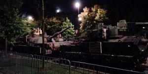 Przed defiladą w Alejach Ujazdowskich