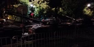 Przed defiladą w Alejach Ujazdowskich