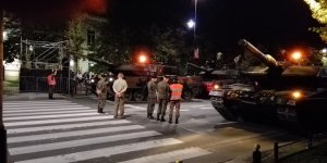 Przed defiladą w Alejach Ujazdowskich