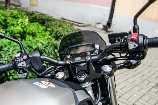 Centralnie umieszczone zegary, czytelne ale może nieco zbyt kolorowe?