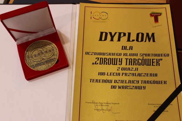 Dyplom i medal z okazji 100-lecia Targówka