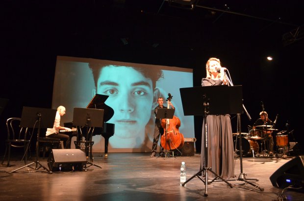 Lena Piękniewska z zespołem