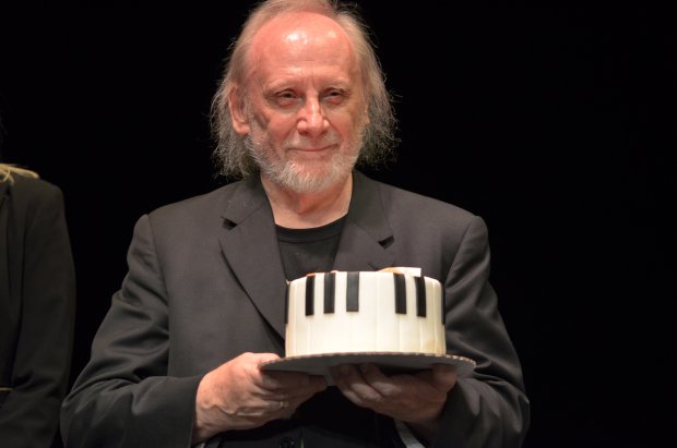 Włodzimierz Nahorny z urodzinowym tortem