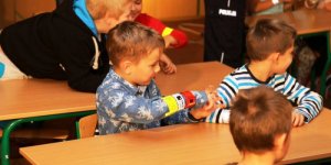 Odblaski na rękawach dzieci w szkole