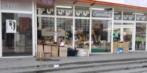 Ubogi i bezdomny w prowizorycznym, kartonowym mieszkaniu pod Cepelią w Centrum Warszawy. Zdjęcie z dnia 26.03.2016 r. g. 12:50.