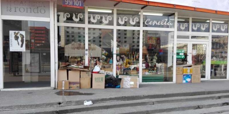 Ubogi i bezdomny w prowizorycznym, kartonowym mieszkaniu pod Cepelią w Centrum Warszawy. Zdjęcie z dnia 26.03.2016 r. g. 12:50.