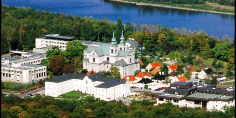 Kościół pokamedulski w Lesie Bielańskim. Widok z lotu ptaka. Zdjęcie z serwisu www.LasBielanski.pl