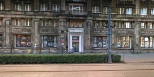 13 września – 21 października Wystawa Dni Powstania – Warszawa 1944 przygotowana przez Oddział IPN w Warszawie. Ekspozycja odwołuje się do pojęć i symboli charakteryzujących Powstanie Warszawskie. Poszczególne panele ukazują bohaterską walkę powstańców i zbiorowy wysiłek mieszkańców stolicy, nadające głęboki sens pojęciom takim jak „solidarność”, „bohaterstwo” i „ofiarność”. Mówią też o odsieczy oddziałów AK płynących z terenu kraju, o nadziei pokładanej w pomocy aliantów, która okazała się tak nikła, o zmarnowanym wysiłku żołnierzy armii Berlinga poległych na przyczółku czerniakowskim, o zdradzie „sojusznika naszych sojuszników”, czekającego na agonię miasta i jego obrońców. Zamiarem organizatorów było oddanie atmosfery, jaka towarzyszyła dramatycznym miesiącom Powstania Warszawskiego. 23 października – 2 grudnia Wystawa Polska Armia Stalina przygotowana przez Oddział IPN w Lublinie. Wystawa prezentuje historię powołanej w 1943 r. przez Stalina polskiej formacji wojskowej, która stałą się jednym z filarów rządów komunistycznych w naszym kraju. Niezależnie od krwi przelanej przez tysiące żołnierzy na froncie wschodnim „ludowe” Wojsko Polskie odegrało przede wszystkim rolę polityczną: karty przetargowej w działaniach dyplomatycznych, narzędzia indoktrynacji i pacyfikacji społeczeństwa oraz części zorganizowanych przez komunistów struktur represji. 1 października (sobota), godz. 11.00 Zajęcia z cyklu Rodzinna Sobota dla dzieci w wieku 6-9 lat i rodziców. W tym roku na Rodzinnych Sobotach będziemy poznawać losy młodych polskich bohaterów oraz czasy, w których żyli. W październiku naszym przewodnikiem po historii walk o niepodległość Polski będzie Leopold Lis-Kula – harcerz, niezwykle utalentowany oficer Legionów Polskich i Wojska Polskiego, kawaler orderu Virtuti Militari. Informacje i zapisy: magdalena.bogdan@ipn.gov.pl 5 października (środa), godz. 14.00 Spotkanie Klubu Historycznego im. Gen. Stefana Roweckiego „Grota”. Wykład Pielgrzymki Jana Pawła II do Ojczyzny na tle stosunków państwo-Kościół w PRL wygłosi dr Rafał Łatka, historyk i politolog, autor licznych publikacji naukowych na temat Kościoła w PRL. 6 października (czwartek), godz. 18.00 Spektakl Ocalić od zapomnienia w wykonaniu Teatru Dobrego Pasterza „to mA seNs”. 11 października (wtorek), godz. 9.30 Międzynarodowa konferencja naukowa Narody Europy Środkowo-Wschodniej wobec wybuchu wojny niemiecko-sowieckiej latem 1941 r. Celem obrad będzie prześledzenie różnych postaw poszczególnych grup narodowościowych wobec obu okupantów i ich ewolucji dokonującej się pod wpływem zmieniających się okoliczności wojennych i polityki okupantów. Organizatorów konferencji interesują również stosunki pomiędzy poszczególnymi grupami narodowościowymi, wyznaniowymi i społecznymi w obliczu wybuchu wojny. Obrady odbywać się będą w języku polskim i angielskim (z tłumaczeniem symultanicznym). Szczegółowy program jest dostępny na stronie www.ipn.gov.pl. 12 października (środa), godz. 11.00 Promocja książki Justyny Błażejowskiej Harcerską drogą do niepodległości. Od „Czarnej Jedynki” do Komitetu Obrony Robotników opublikowanej przez wydawnictwo Arcana. Publikacja to nieznana historia KOR KSS „KOR” w relacjach: Antoniego Macierewicza, Piotra Naimskiego, Jana Olszewskiego, Urszuli Doroszewskiej, Ludwika Dorna, Marcina Gugulskiego, Bohdana Cywińskiego, Antoniego Libery, Marka Barańskiego, Agaty Runowicz, Marka Barańskiego, Krzysztofa Łączyńskiego, Andrzeja Janowskiego i Wojciecha Fałkowskiego. To autoportret środowiska, w którym o niepodległej Polsce nie tylko marzono. 13 października (czwartek), godz. 17.30 Spotkanie z cyklu Żołnierze wyklęci i zapomniani bohaterowie poświęcone gen. Antoniemu Hedzie „Szaremu”. W programie pokaz filmu Grzegorza Królikiewicza Mit o Szarym i dyskusja z udziałem Teresy Hedy-Snopkiewicz, córki generała, kpt. Tadeusza Sułowskiego ps. Tadek, poprowadzona przez Jędrzeja Lipskiego. Gen. Antoni Heda ps. „Szary” podczas wojny obronnej walczył w składzie 12 Dywizji Piechoty. Związał się z konspiracją, a w lipcu 1940 przedostał się do sowieckiej strefy okupacyjnej. Został aresztowany i uwięziony w twierdzy brzeskiej, skąd udało mu się zbiec po agresji III Rzeszy na ZSRR. Wkrótce potem znów został zatrzymany, tym razem przez Niemców. Gdy uciekł, ponownie włączył się w konspirację. Zasłynął akcją w Starachowicach, podczas której partyzanci wynieśli z fabryki broń i 2 mln złotych w gotówce. W nocy z 4 na 5 sierpnia 1945 jego oddział oswobodził ponad 354 żołnierzy Armii Krajowej, Batalionów Chłopskich i Narodowych Sił Zbrojnych więzionych przez UB w kieleckim więzieniu. Po tej brawurowej akcji „Szary” zaprzestał działalności konspiracyjnej. W 1948 r., znaleziony przez bezpiekę, trafił do więzienia i otrzymał cztery wyroki śmierci, zmienione później na dożywocie. „Szary” wyszedł z więzienia na mocy amnestii w 1956 r. i zamieszkał w Warszawie. Był wieloletnim doradcą prymasa Stefana Wyszyńskiego, związał się też z NSZZ "Solidarność", w ramach której był przewodniczącym Koła Kombatantów AK. W 1981 r. został internowany w ośrodku Warszawa-Białołęka. W III RP pracował na rzecz zjednoczenia organizacji kombatanckich. Swego celu dopiął, współtworząc Światową Federację Polskich Kombatantów, której przewodniczył. Zmarł 14 lutego 2008 r. w wieku 91 lat. 14 października (piątek), godz. 17.30 Promocja książki Wołyń bez komentarza opublikowanej przez wydawnictwo Fronda. Rozmowę z udziałem Anny Lisieckiej, dziennikarki Polskiego Radia, autorki reportaży radiowych o Wołyniu, i Ewy Siemaszko, badaczki i autorki publikacji na temat Zbrodni Wołyńskiej, poprowadzi Dorota Adamów-Bielkowicz – publicystka, autorka audycji o Wołyniu. W książce zawarto niepublikowane wcześniej drukiem relacje tych, którzy przeżyli wołyńską rzeź w 1943 r., zapis reportaży Polskiego Radia, oryginalne listy i pamiętniki ocalałych, spisane relacje świadków i ich rodzin. Ci, którzy przeżyli, opowiadają o życiu na Kresach, o dramatycznych zajściach, których byli świadkami i ofiarami. Relacje uzupełniają polskie i ukraińskie dokumenty, między innymi odezwy i rozkazy Ukraińskiej Powstańczej Armii, protokoły z miejsc zbrodni oraz inne bardzo mało znane materiały źródłowe. (opis wydawcy) 17 października (poniedziałek), godz. 18.00 Promocja książki Anny Herbich Dziewczyny z Solidarności opublikowanej przez wydawnictwo Znak. W spotkaniu udział wezmą bohaterki i autorka książki, a rozmowę poprowadzi dziennikarka Magdalena Walusiak. Należały do legendarnej Solidarności i chciały lepszej Polski dla swoich dzieci. Czasem walczyły ramię w ramię z mężczyznami, a czasem wbrew nim. Produkowały i kolportowały „bibułę”, strajkowały, chodziły na demonstracje. Wyrzucano je z pracy, podsłuchiwano, bito i aresztowano. Grożono im odebraniem dzieci. Często zostawały bez środków do życia, musiały liczyć na pomoc innych. Anna Herbich przywraca pamięć o kobietach, bez których rewolucja Solidarności nie mogła się udać. Oddaje głos bohaterkom, które zbyt długo pozostawały w cieniu wielkiej historii. (opis wydawcy) 18 października (wtorek), godz. 18.00 Promocja książki Piotra Bojarskiego 1956. Przebudzeni opublikowanej przez wydawnictwo Agora. W spotkaniu udział wezmą: Marek Szymaniak, historyk, pracownik Delegatury IPN w Bydgoszczy, dziennikarz Przemysław Poznański oraz Piotr Bojarski – autor publikacji. To przejmująca i pełna barwnych relacji z pierwszej ręki opowieść o rozpadzie reżimu spod znaku Stalina i Bieruta – o kulisach powstawania legendarnego Kanału Andrzeja Wajdy, o tragicznym Poznańskim Czerwcu widzianym oczami lekarzy i pielęgniarek ratujących rannych, o przebudzonych ze stalinowskiej nocy i bijących się w piersi pisarzach, miłości w czasie rewolucji na Węgrzech, i wypuszczonych na fali odwilży więźniach, którzy próbują na nowo urządzić sobie życie oraz ubekach, którym zawalił się świat i z bijących zmieniają się w bitych. To również nocna wędrówka szlakiem modnych warszawskich knajp i historia o euforii dziennikarzy, którzy zaczęli po prostu pisać prawdę. To był rok smutny jak losy ofiar stalinizmu i kolorowy niczym jazz i skarpetki bikiniarzy. (opis wydawcy) 20 października (czwartek), godz. 17:30 Wołyń po Smarzowskim – pierwsze spotkanie z cyklu Między swastyką a czerwoną gwiazdą. Tematem dyskusji będzie ludobójstwo na Wołyniu oraz wpływ filmu Wojciecha Smarzowskiego na postrzeganie tej zbrodni. Czy – jak chcą tego pesymiści – Wołyń zrujnuje stosunki polsko-ukraińskie? A może, wręcz przeciwnie, stanie się impulsem do dialogu i pojednania? Dyskusję poprowadzi Piotr Zychowicz, historyk i publicysta, redaktor naczelny magazynu „Historia Do Rzeczy”. Gośćmi spotkania będą: Srokowski Stanisław, pisarz, poeta, autor powieści „Nienawiść” oraz Witold Szabłowski, dziennikarz, reportażysta. 25 października (wtorek), godz. 17.30 Spotkanie z cyklu Mistrzowie dokumentu z historią w tle. W programie pokaz filmu Anny Ciałowicz i Roberta Kaczmarka Tora i miecz. W spotkaniu udział weźmie Robert Kaczmarek, reżyser, scenarzysta i producent filmowy, a rozmowę poprowadzi Jędrzej Lipski. Film ukazuje nieznane aspekty powstania w warszawskim getcie. Przypomina o tym, że w walkach brali udział także ortodoksyjni Żydzi oraz członkowie polskich organizacji konspiracyjnych. Na fladze żydowskiej błękit, który jest kolorem Tronu Chwały, symbolizuje właśnie ortodoksów. Ci na rozkaz charyzmatycznego rabina Menachema Ziemby przystąpili do walki dla uświęcenia Imienia Bożego, przemycając broń nawet w szabat – w imię wyższej konieczności. W najgłębszej konspiracji powstał Żydowski Związek Wojskowy, z którym współpracowało polskie podziemie: Zbrojne Wyzwolenie, Organizacja Wojskowa Korpus Bezpieczeństwa czy strażacka Skała. W filmie po raz pierwszy wypowiadają się świadkowie należący do tych organizacji. 28 października (piątek), godz. 17:30 Inauguracja nowego cyklu Tajemnice wywiadu, który prezentuje dzieje wywiadu i kontrwywiadu w XX wieku. Spotkania z udziałem zaproszonych znawców historii, struktur i technik operacyjnych tajnych służb poprowadzi Witold Gadowski, dziennikarz śledczy i korespondent wojenny. Pierwsze spotkanie: Zbiór zastrzeżony IPN – nadzieje, oczekiwania i szanse… poświęcone będzie postępom w badaniach nad wywiadem i kontrwywiadem PRL. Aby sprawnie funkcjonować na arenie międzynarodowej, państwa potrzebują jak najszerszej wiedzy na temat innych krajów. Gromadzeniem i analizowaniem takich informacji zajmują się służby wywiadowcze, zaś kontrwywiad ma na celu udaremnienie działań wywiadowczych innych państw. Ze względu na bezpieczeństwo państwa informacje o akcjach wywiadu i kontrwywiadu tylko w rzadkich przypadkach mogą być podane do szerszej wiadomości, a obywatele państwa dowiadują się o nich dopiero po wielu latach – dzięki publikacjom historyków, dziennikarzy czy politologów. Gośćmi spotkania będą: prof. dr hab. Sławomir Cenckiewicz oraz dr Witold Bagieński.