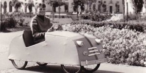 Chłopiec w samochodziku domowej konstrukcji, ul. Nowotki, rok 1962
