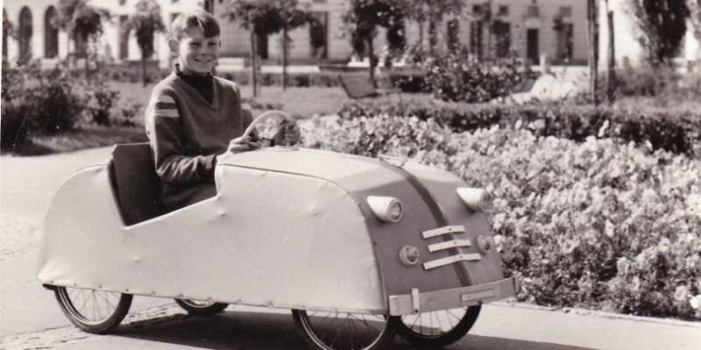 Chłopiec w samochodziku domowej konstrukcji, ul. Nowotki, rok 1962
