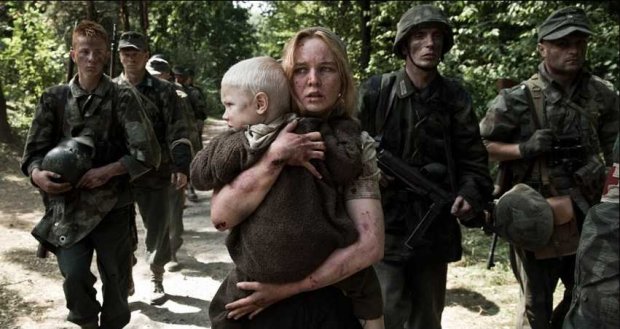 Film Wołyń. Zosia z dzieckiem na rękach, chcąc uciec przed Ukraińcami, chowa się wśród niemieckich żołnierzy. Fot. Krzysztof Wiktor