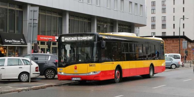 Autobus przewoźnika Arriva pod siedzibą ZTM na ul Żelaznej