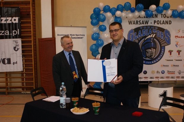 Bartosz Szajkowski prezentuje dyplom