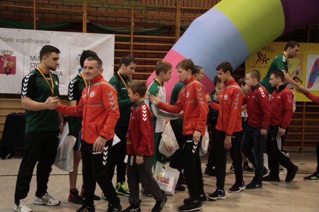 Mistrz olimpijski Włodzimierz Zawadzki i jego podopieczni dziękują przeciwnikom