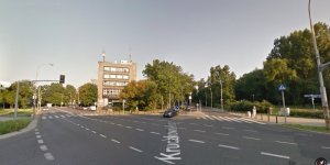 Wjazd w ul. Rozbrat na wprost ze skrzyżowania Książęcej (w prawo pod górę), Kruczkowskiego (za plecami i Ludnej (w lewo). Pomiędzy ulicami Rozbrat i Ludną widać Szpital im. prof. Orłowskiego (dawniej wojewódzki)