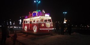 Iluminacyjny autobus na pl. Na Rozdrożu