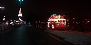 Iluminacyjny autobus na pl. Na Rozdrożu