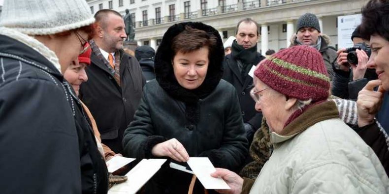 Spotkanie wigilijne - prezydent Warszawy przełamuje się opłatkiem z mieszkańcam