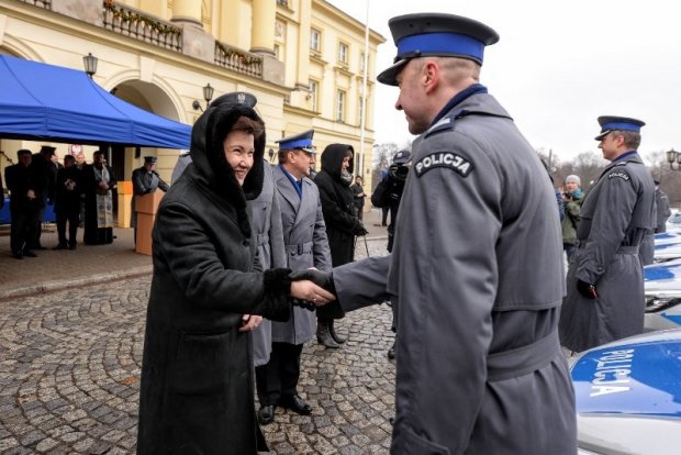 Przezydent Hanna Gronkiewicz Waltz wręcza kluczyki do nowych radiowozów