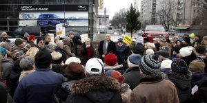 Tomasz Kucharski - burmistrz dzielnicy Praga Południe wśród pikietujących